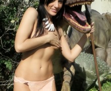 Velociraptor-statue-700x943